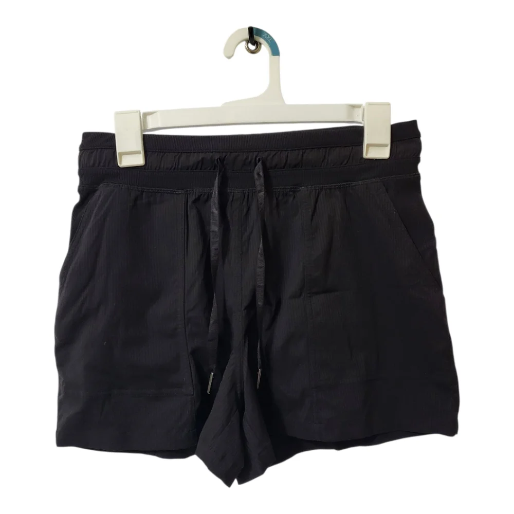 Lululemon on the fly shorts, black On Blk Stripe,womens sz 6, full‎ on luxtreme